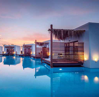 Luxe resort met waterbungalow's aan de kust van Kreta tijdens een luxe vakantie